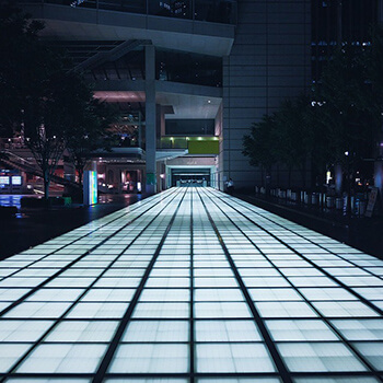 Zastwosowanie kwiatów w projektowaniu wnętrz: Jak natura wpływa na przestrzeń i atmosferę